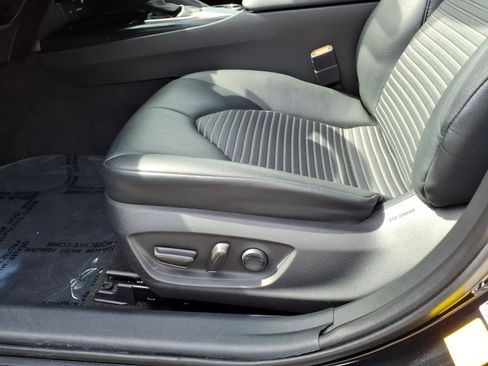 Used 2020 Toyota Camry SE FWD image 13