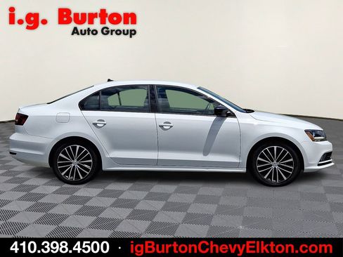 Used 2017 Volkswagen Jetta Sport FWD image 7