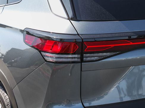 Used 2025 Volkswagen Tiguan S image 9