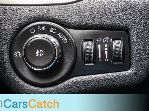 Used 2017 Jeep Cherokee Latitude w/ Cold Weather Group AWD/4WD image 32