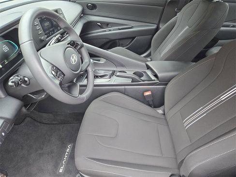 Used 2025 Hyundai Elantra Sport image 9