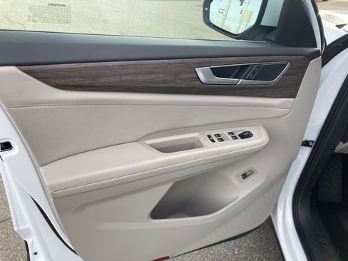 Certified 2025 Volkswagen Atlas SEL image 17