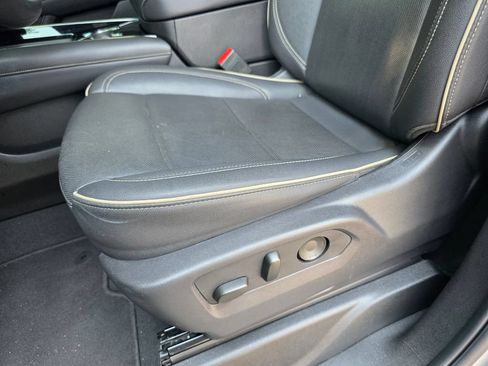 Used 2025 Chevrolet Tahoe Premier AWD/4WD image 12