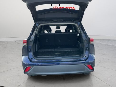 Used 2021 Toyota Highlander XLE AWD/4WD image 24