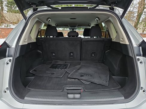 Certified 2025 Nissan Rogue SV image 27