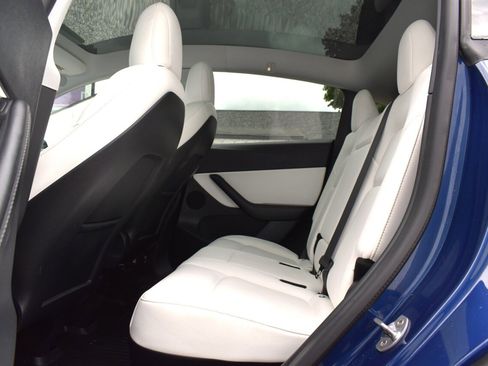 Used 2021 Tesla Model Y Long Range AWD/4WD image 26