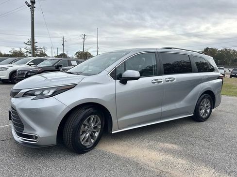 Used 2024 Toyota Sienna XLE image 14