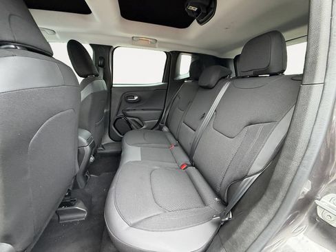 Used 2018 Jeep Renegade Altitude w/ Popular Equipment Group FWD image 12