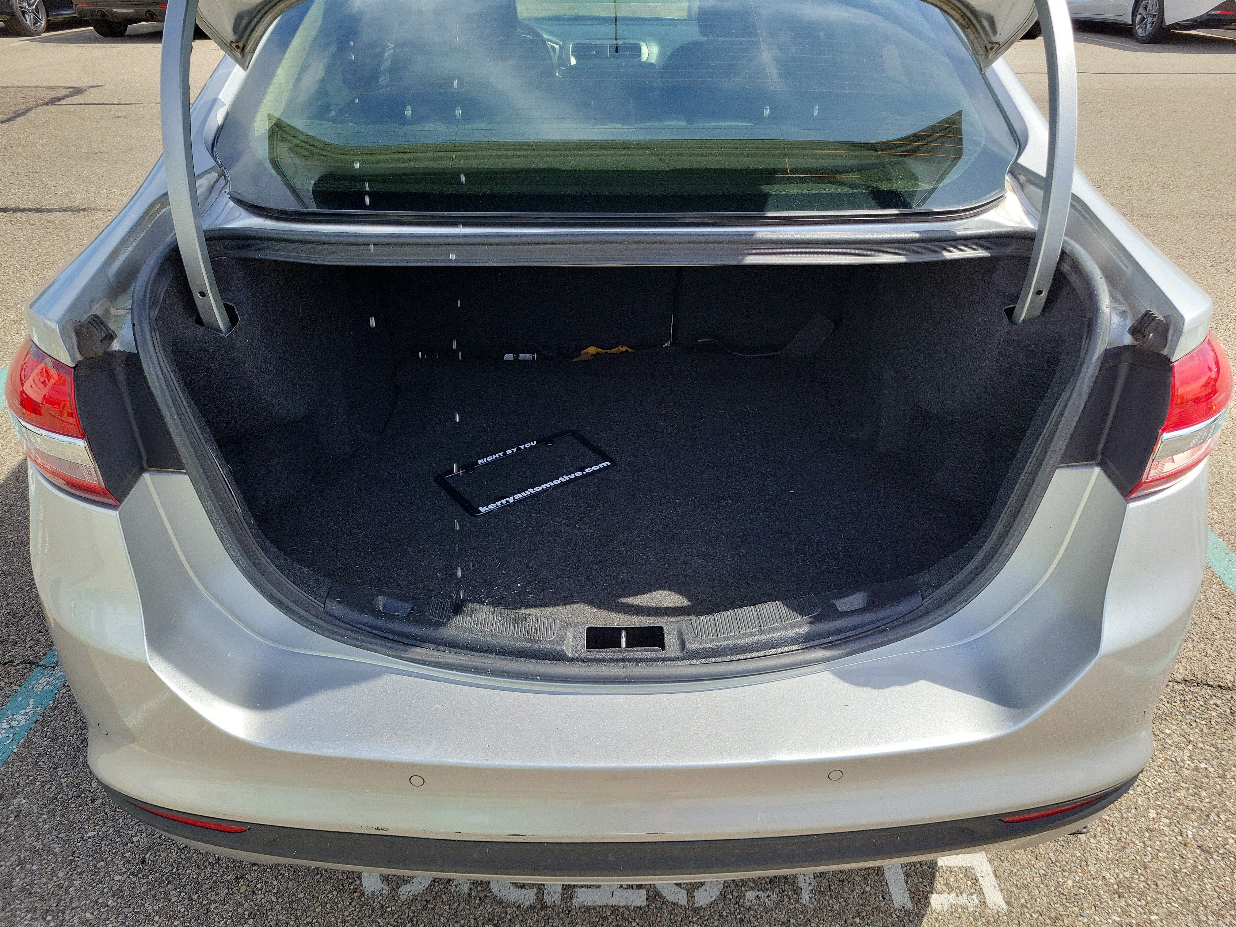Used 2017 Ford Fusion SE FWD image 7