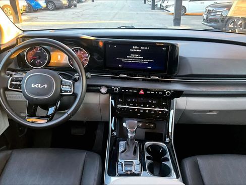 Used 2024 Kia Carnival EX image 15