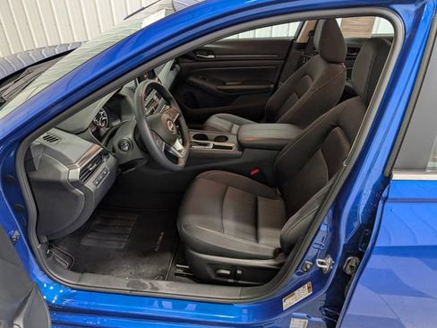 Used 2025 Nissan Altima 2.5 SV FWD image 14