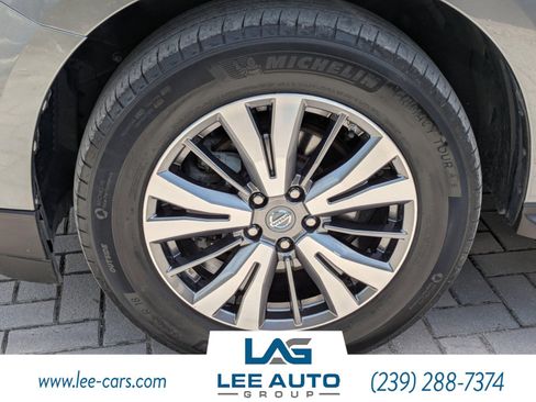 Used 2019 Nissan Pathfinder SL FWD image 9