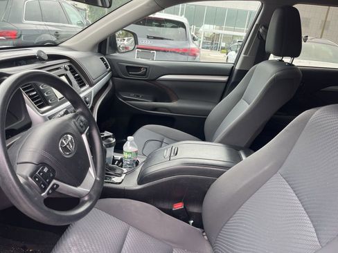 Used 2016 Toyota Highlander LE AWD/4WD image 9