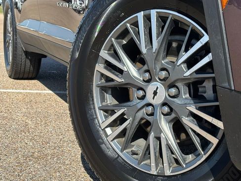 Used 2024 Chevrolet Traverse LT image 2