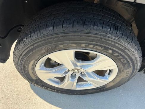 Used 2021 Toyota RAV4 XLE AWD/4WD image 16