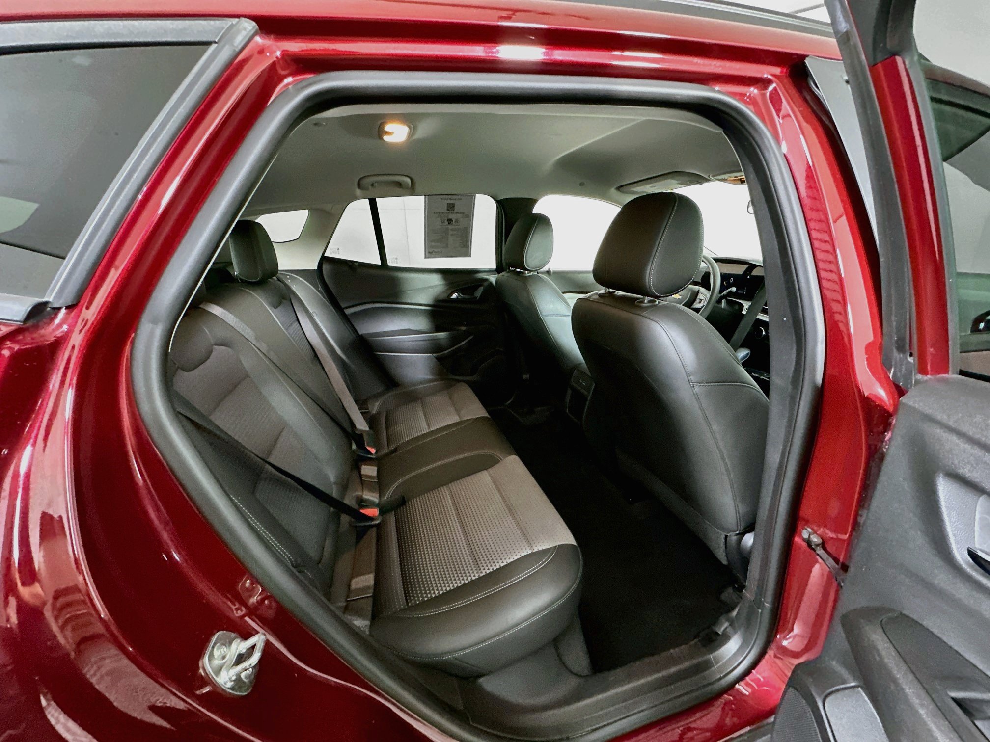 Used 2025 Chevrolet Trax LT FWD image 29