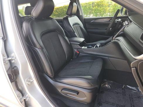 Used 2024 Jeep Grand Cherokee L Altitude RWD image 17