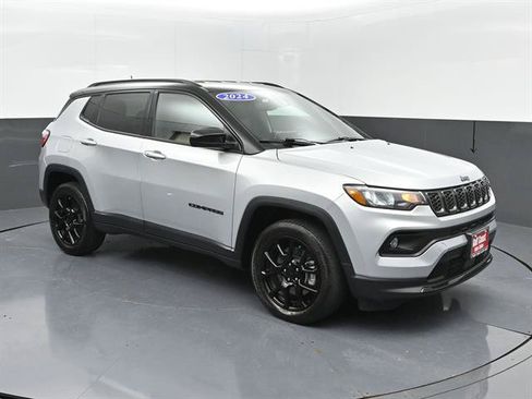 Used 2024 Jeep Compass Latitude w/ Altitude Special Edition AWD/4WD image 2