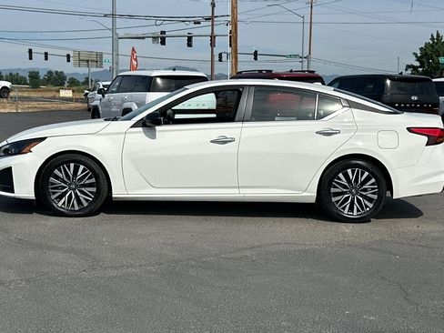 Used 2025 Nissan Altima 2.5 SV FWD image 8