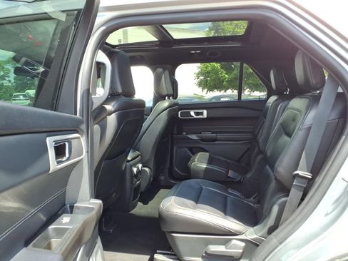 Used 2020 Ford Explorer XLT w/ Equipment Group 202A AWD/4WD image 14