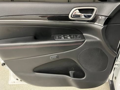 Used 2017 Jeep Grand Cherokee Trailhawk AWD/4WD image 23
