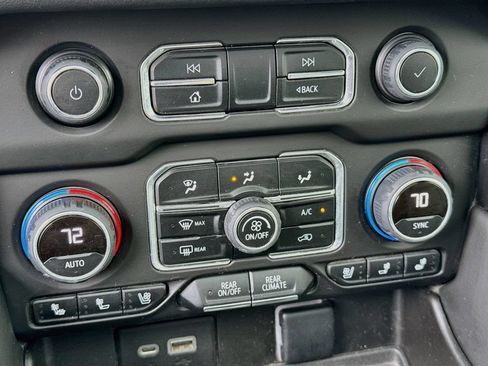 Used 2023 Chevrolet Suburban Premier AWD/4WD image 18