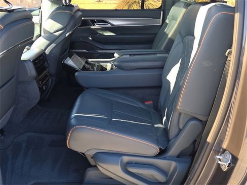 Used 2022 Jeep Grand Wagoneer Series III image 17