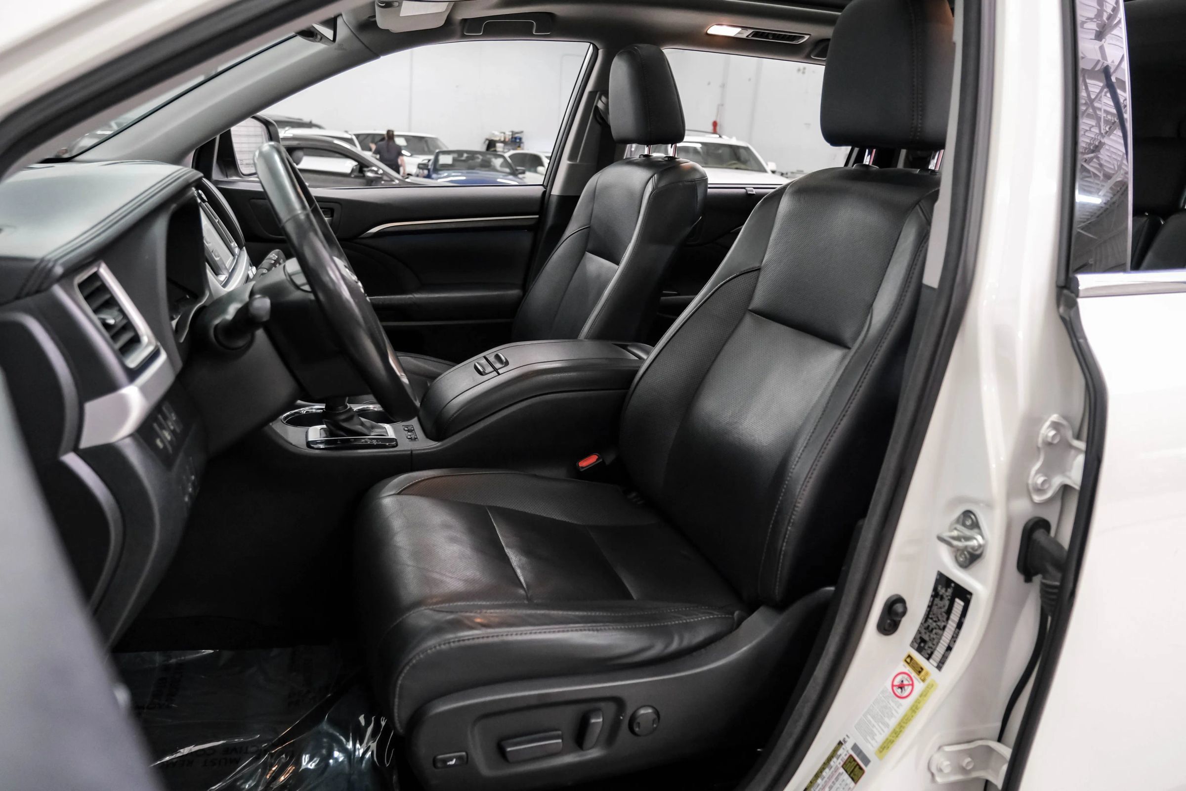 Used 2014 Toyota Highlander Limited Platinum AWD/4WD image 32