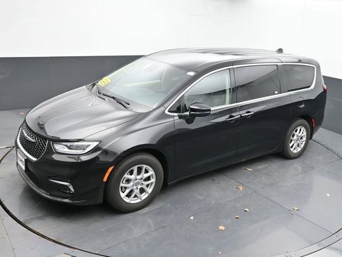 Used 2023 Chrysler Pacifica Touring-L image 37