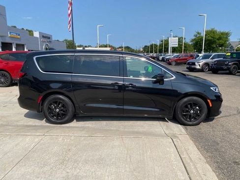 Used 2023 Chrysler Pacifica Touring-L FWD image 2