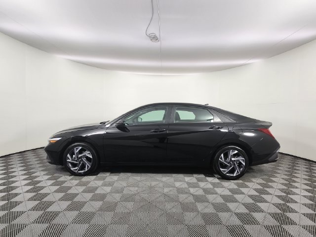 Certified 2025 Hyundai Elantra SEL FWD image 2