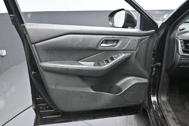 Used 2025 Nissan Rogue SV AWD/4WD image 11