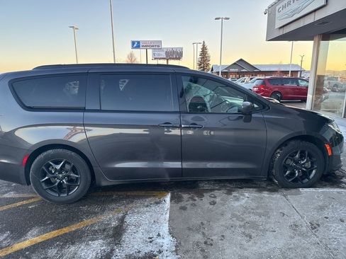 Used 2019 Chrysler Pacifica Touring-L Plus w/ Advanced Safetytec Group image 8