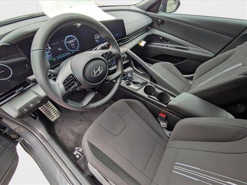 New 2025 Hyundai Elantra SEL FWD image 3