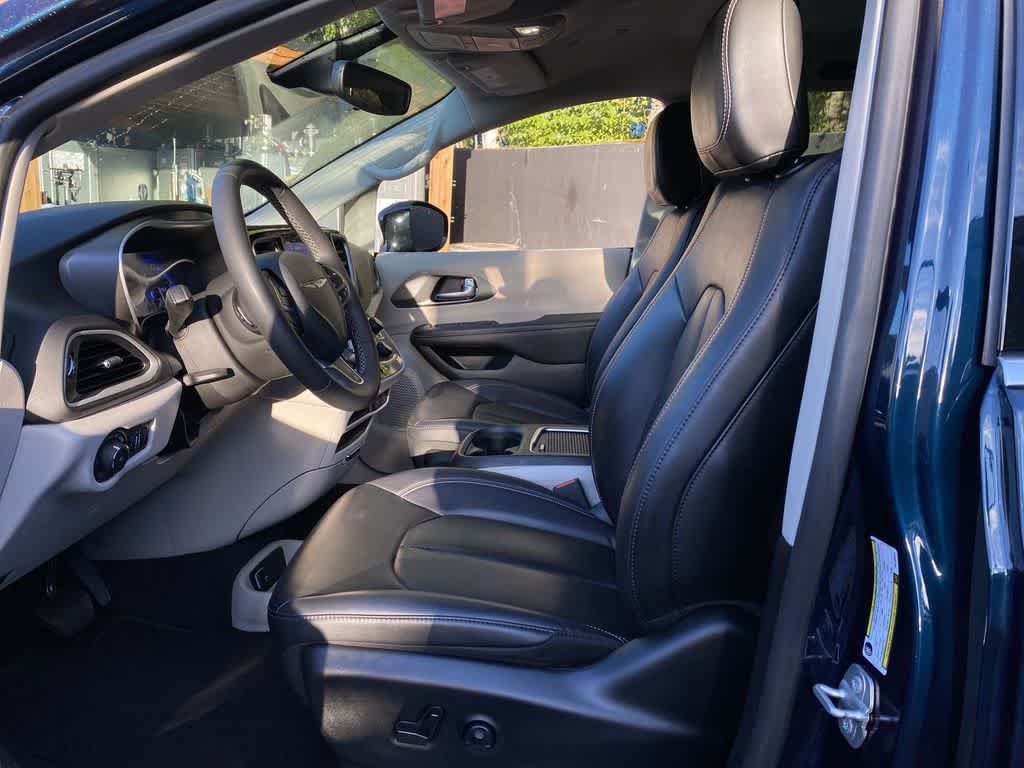 Used 2024 Chrysler Pacifica Touring-L FWD image 13
