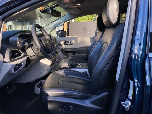 Used 2024 Chrysler Pacifica Touring-L FWD image 13