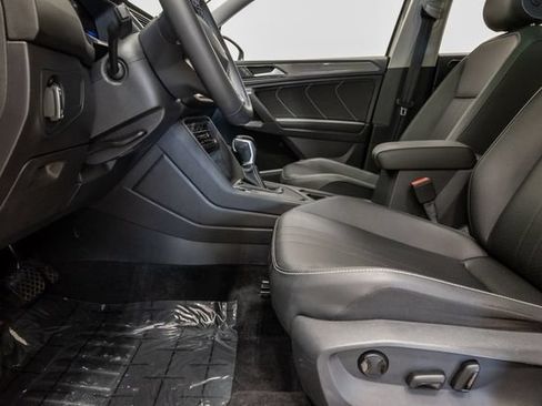 Used 2023 Volkswagen Tiguan SE w/ Panoramic Sunroof Package FWD image 12