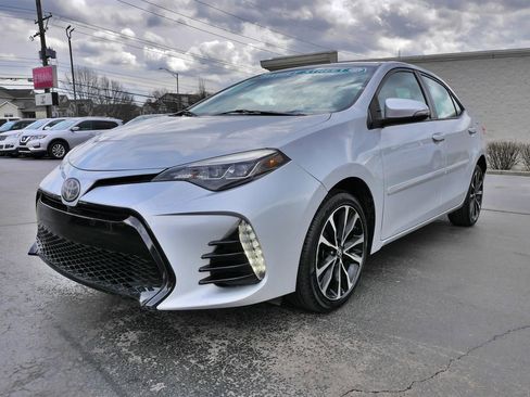 Used 2017 Toyota Corolla SE w/ SE Premium Package image 3