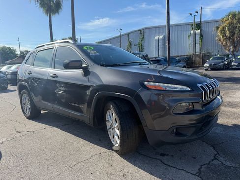 Used 2015 Jeep Cherokee Latitude FWD image 3