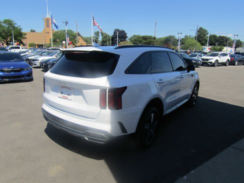 Used 2023 Kia Sorento S w/ Panoramic Sunroof Package image 4