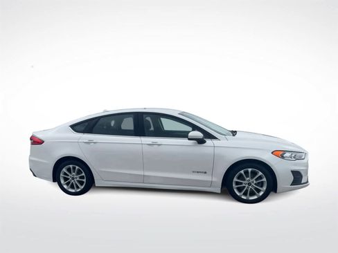 Used 2019 Ford Fusion SE image 2