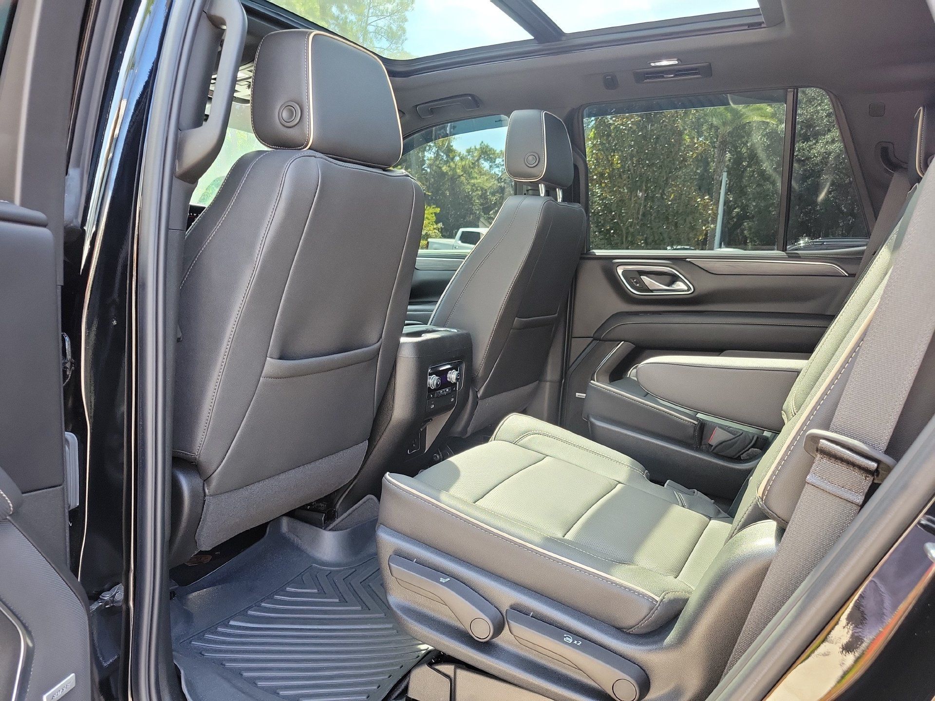 Used 2023 GMC Yukon SLT w/ SLT Premium Package RWD image 16