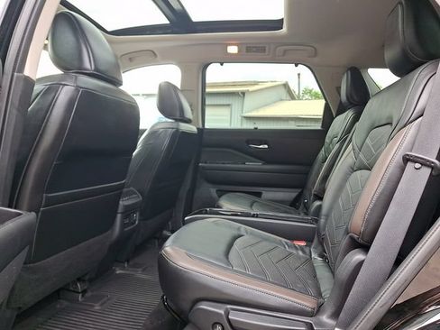 Certified 2022 Nissan Pathfinder Platinum w/ Cargo Package AWD/4WD image 12