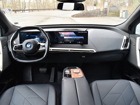 Used 2022 BMW iX xDrive50 w/ Premium Package image 32