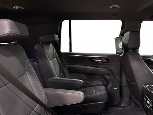 Used 2025 Chevrolet Suburban LT w/ Comfort Package AWD/4WD image 17