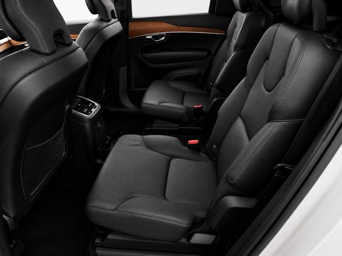 Used 2024 Volvo XC90 T8 Plus w/ Protection Package Premier AWD/4WD image 7