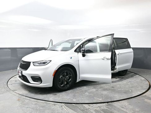 Used 2024 Chrysler Pacifica Select image 56