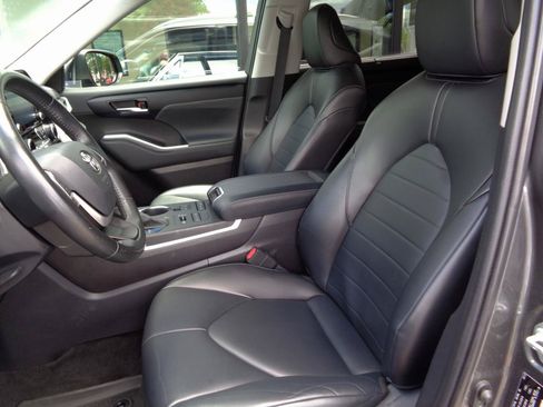 Used 2022 Toyota Highlander XLE AWD/4WD image 9