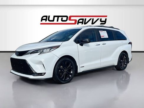 Used 2021 Toyota Sienna XSE w/ XSE Plus Package image 3