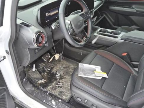 Used 2025 Chevrolet Equinox EV RS w/ Convenience Package II image 3